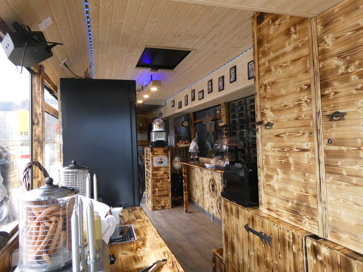 (272'520) - K�bli, Kaufdorf - Volvo/Hess (ex Kuhn, Merenschwand PID 1430) am 1. M�rz 2025 in Belp, Druckerei Jordi (Innenaufnahme)