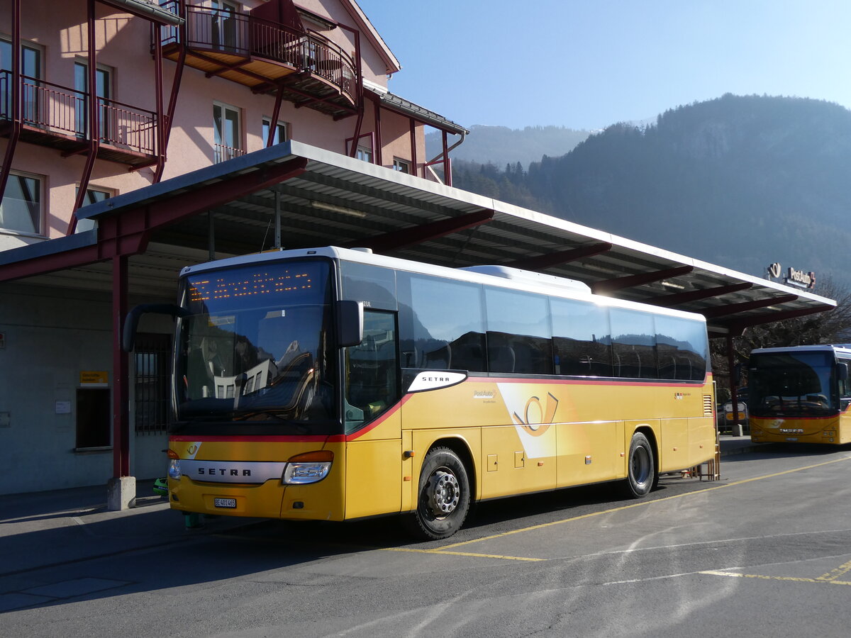 (272'570) - PostAuto Bern - BE 401'465/PID 4715 - Setra (ex AVG Meiringen Nr. 65) am 2. M�rz 2025 in Meiringen, Postautostation