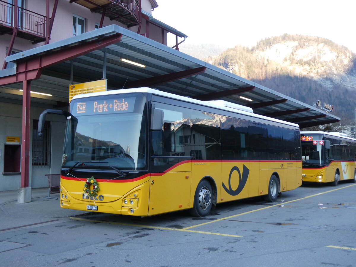 (272'612) - Flck, Brienz - Nr. 27/BE 868'727/PID 11'669 - Iveco am 2. Mrz 2025 in Meiringen, Postautostation