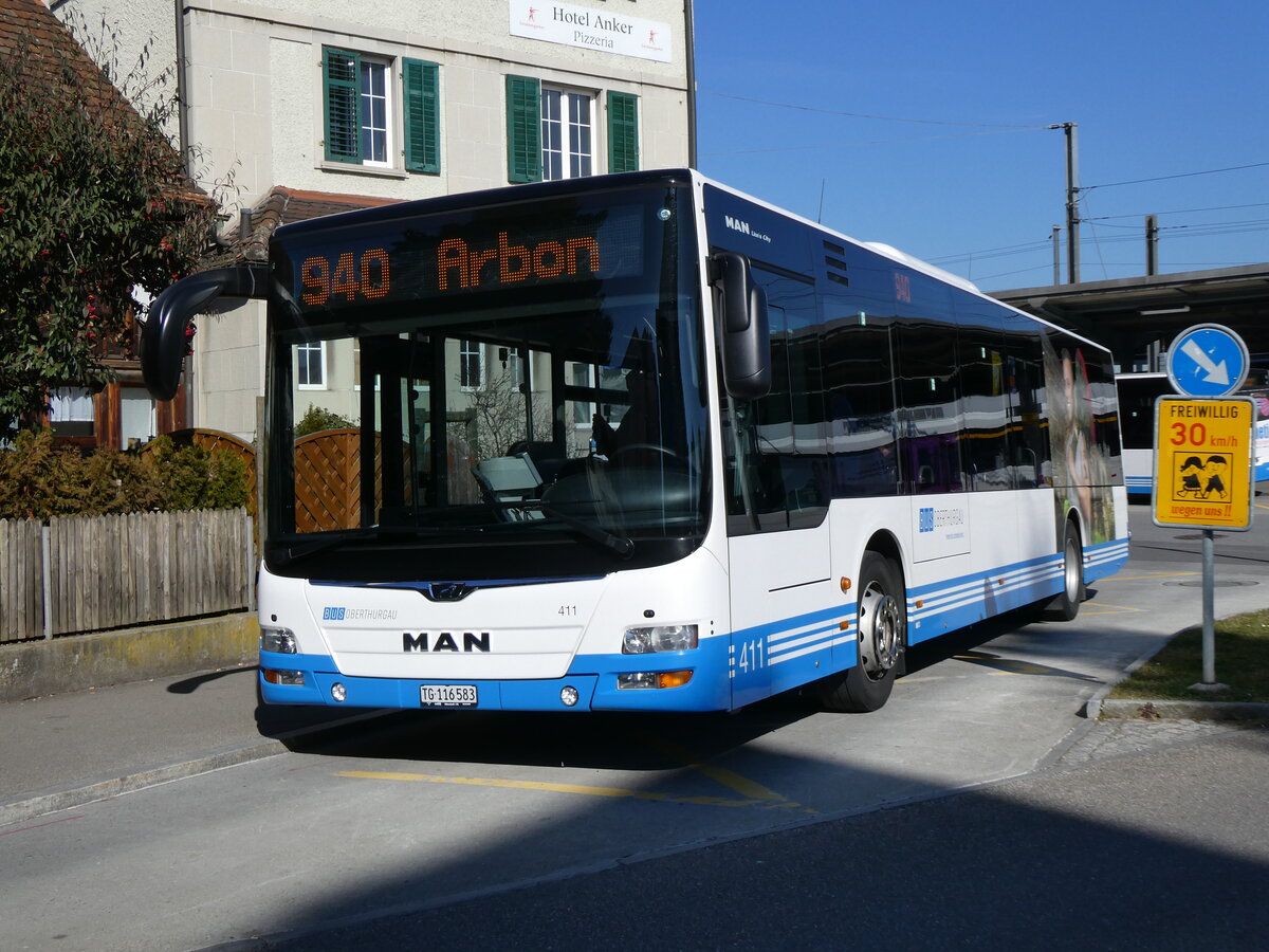 (272'643) - BOTG Amriswil - Nr. 411/TG 116'583 - MAN am 4. Mrz 2025 beim Bahnhof Romanshorn