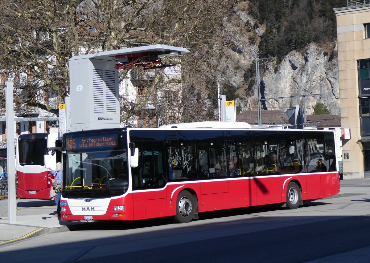 (272'660) - PostAuto Bern - BE 403'166/PID 12'336 - MAN (ex Dr. Richard, A-Wien Nr. 1411) am 7. M�rz 2025 beim Bahnhof Interlaken West