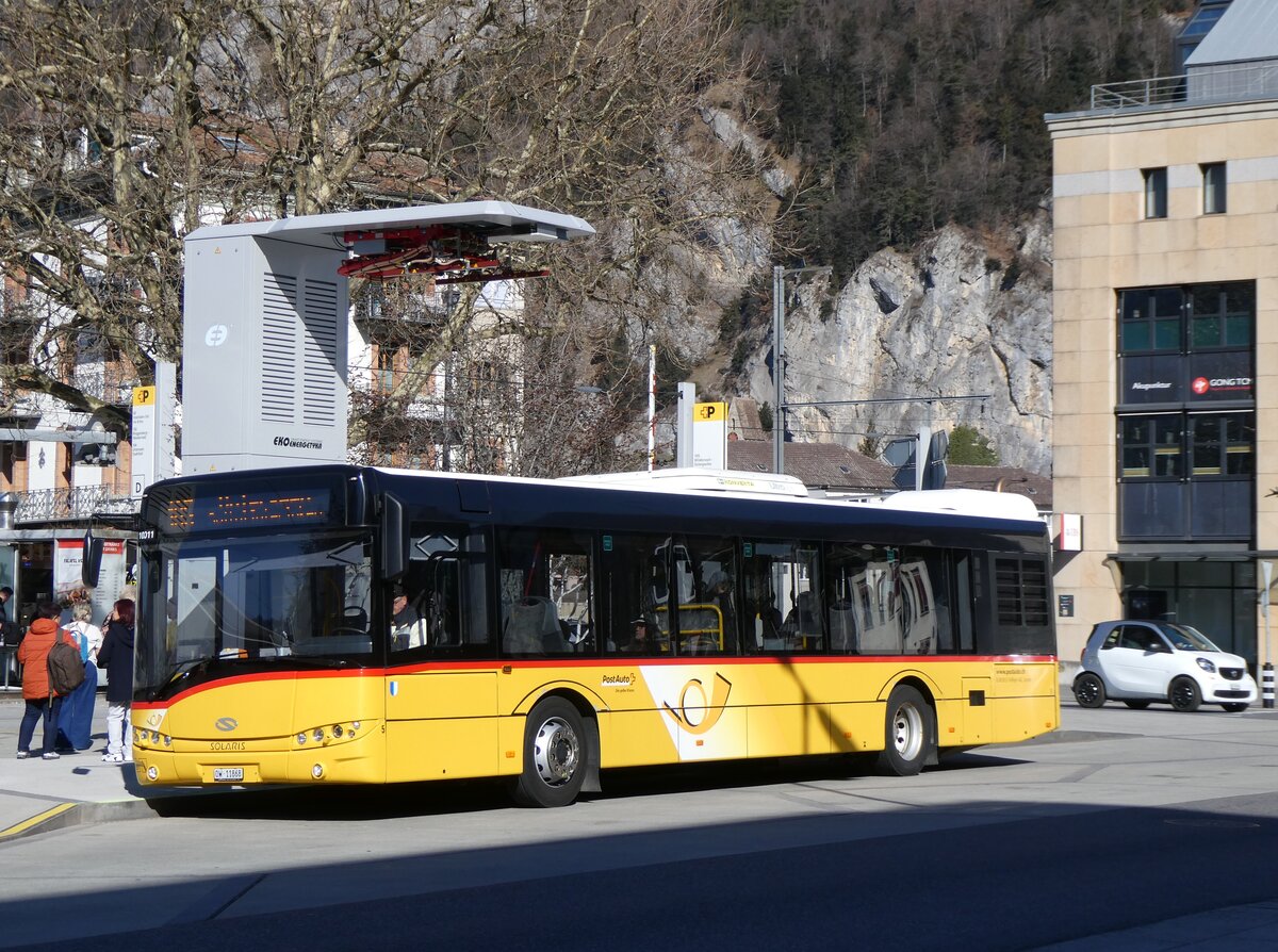(272'662) - Hfliger, Sursee - Nr. 5/OW 11'868/PID 10'011 - Solaris am 7. Mrz 2025 beim Bahnhof Interlaken West (Einsatz PostAuto)