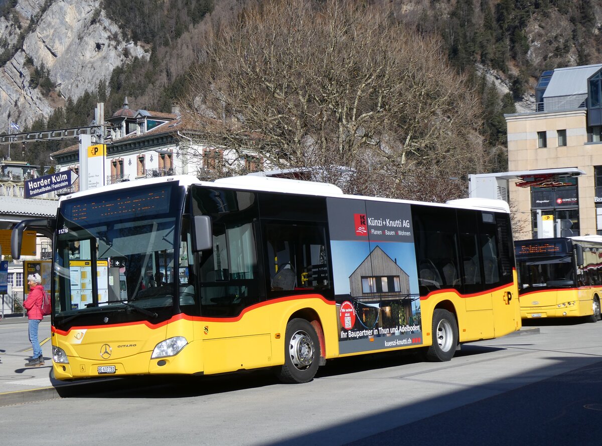 (272'666) - PostAuto Bern - BE 637'781/PID 11'216 - Mercedes am 7. Mrz 2025 beim Bahnhof Interlaken West