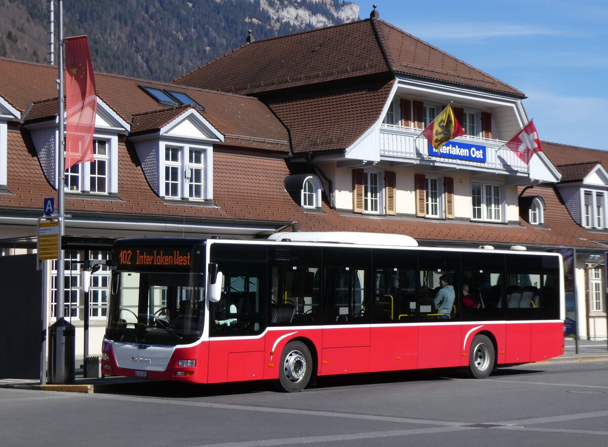 (272'679) - PostAuto Bern - BE 654'090/PID 12'339 - MAN (ex Dr. Richard, A-Wien Nr. 1419) am 7. M�rz 2025 beim Bahnhof Interlaken Ost