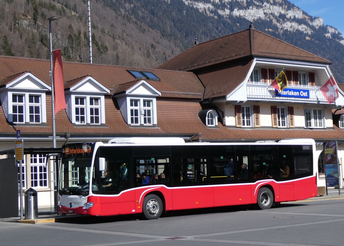 (272'682) - PostAuto Bern - BE 707'884/PID 12'414 - Mercedes (ex Wiener Linien, A-Wien Nr. 8154) am 7. Mrz 2025 beim Bahnhof Interlaken Ost