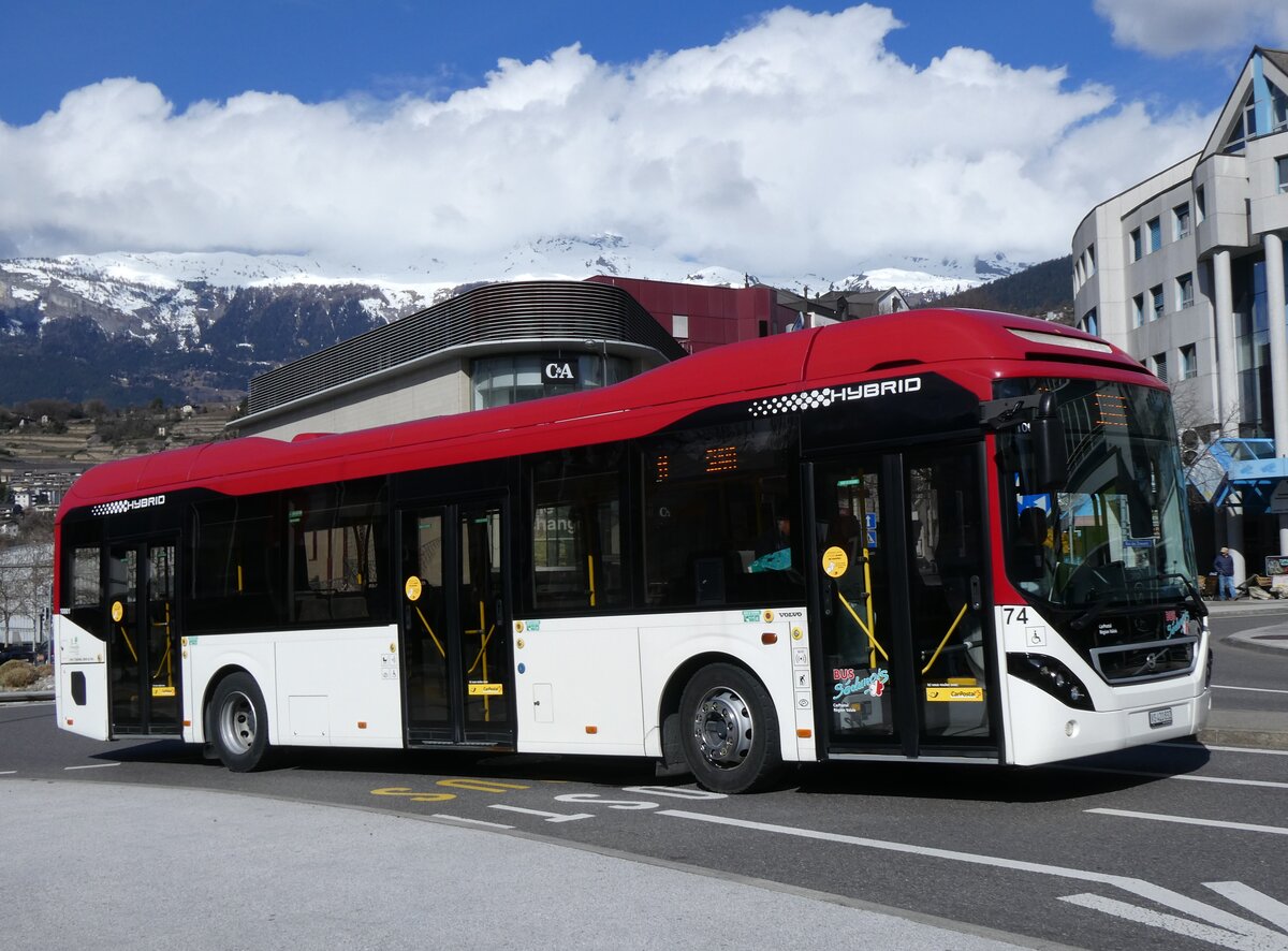 (272'758) - PostAuto Wallis - Nr. 74/VS 420'832/PID 10'001 - Volvo am 11. Mrz 2025 beim Bahnhof Sion
