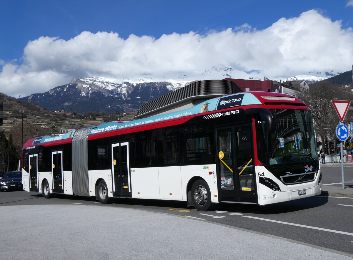 (272'760) - PostAuto Wallis - Nr. 54/VS 531'436/PID 11'746 - Volvo am 11. M�rz 2025 beim Bahnhof Sion