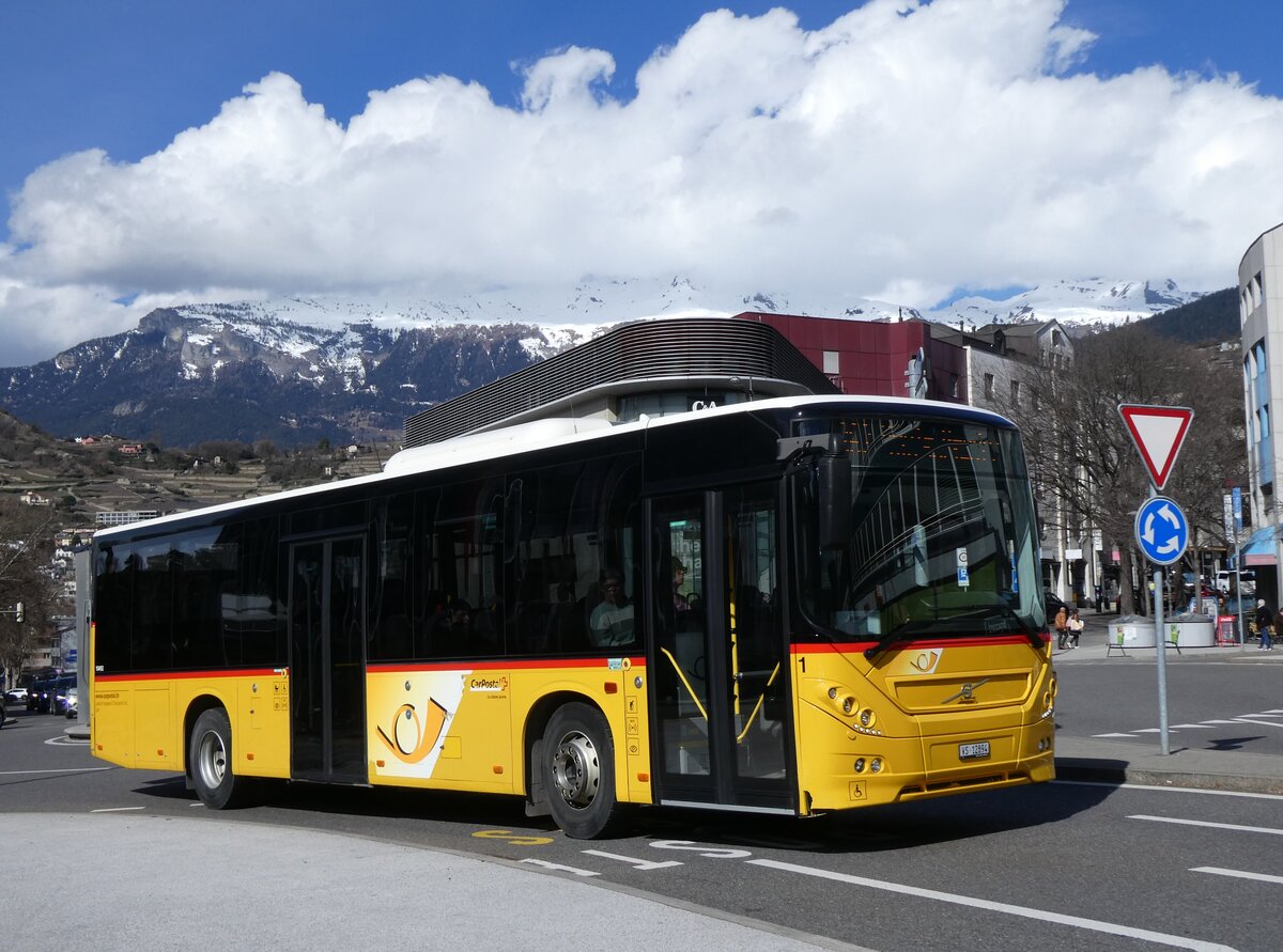 (272'771) - Lathion, Sion - Nr. 1/VS 12'894/PID 10'492 - Volvo am 11. Mrz 2025 beim Bahnhof Sion