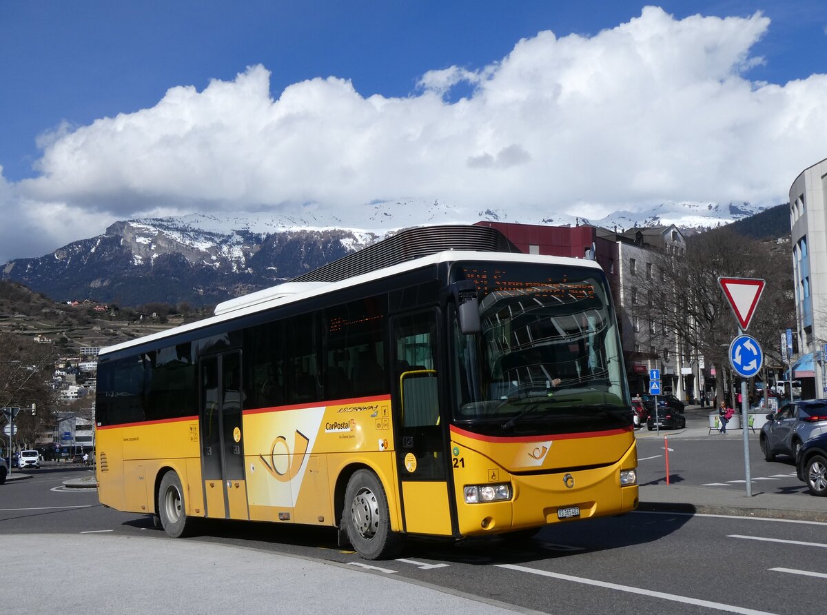 (272'773) - PostAuto Wallis - Nr. 21/VS 365'402/PID 5039 - Irisbus am 11. Mrz 2025 beim Bahnhof Sion