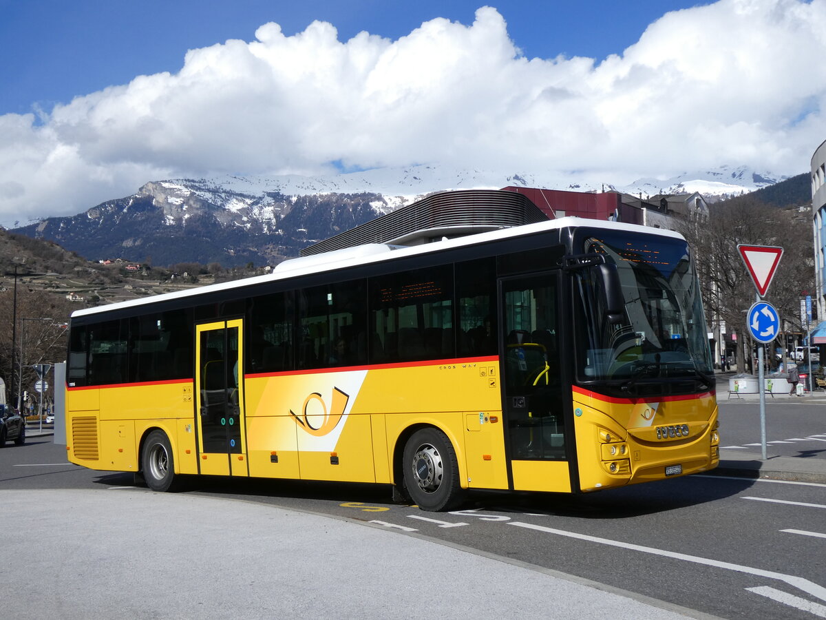 (272'778) - PostAuto Wallis - Nr. 46/VS 365'406/PID 11'916 - Iveco am 11. Mrz 2025 beim Bahnhof Sion