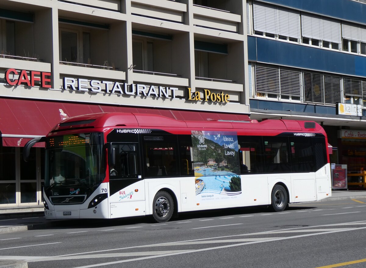 (272'779) - PostAuto Wallis - Nr. 70/VS 428'858/PID 10'024 - Volvo am 11. Mrz 2025 beim Bahnhof Sion