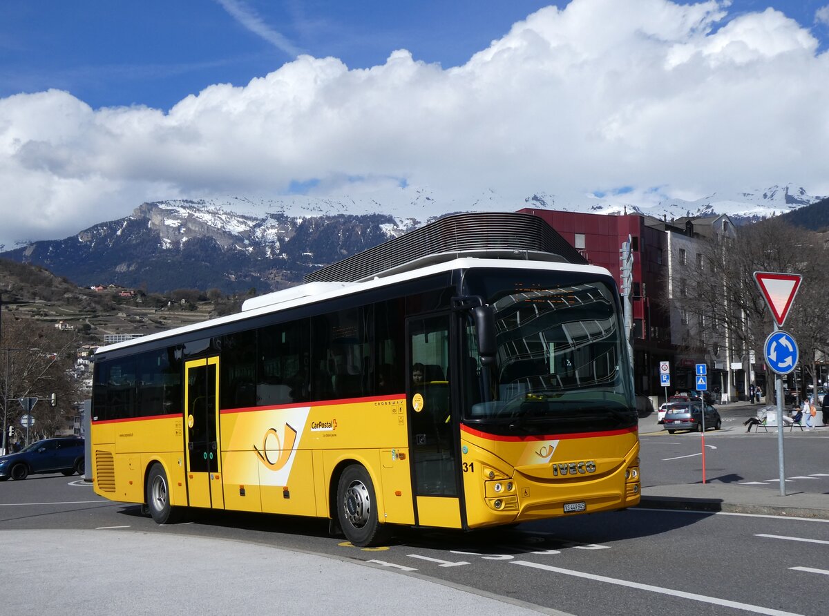 (272'782) - PostAuto Wallis - Nr. 31/VS 449'945/PID 11'577 - Iveco am 11. M�rz 2025 beim Bahnhof Sion