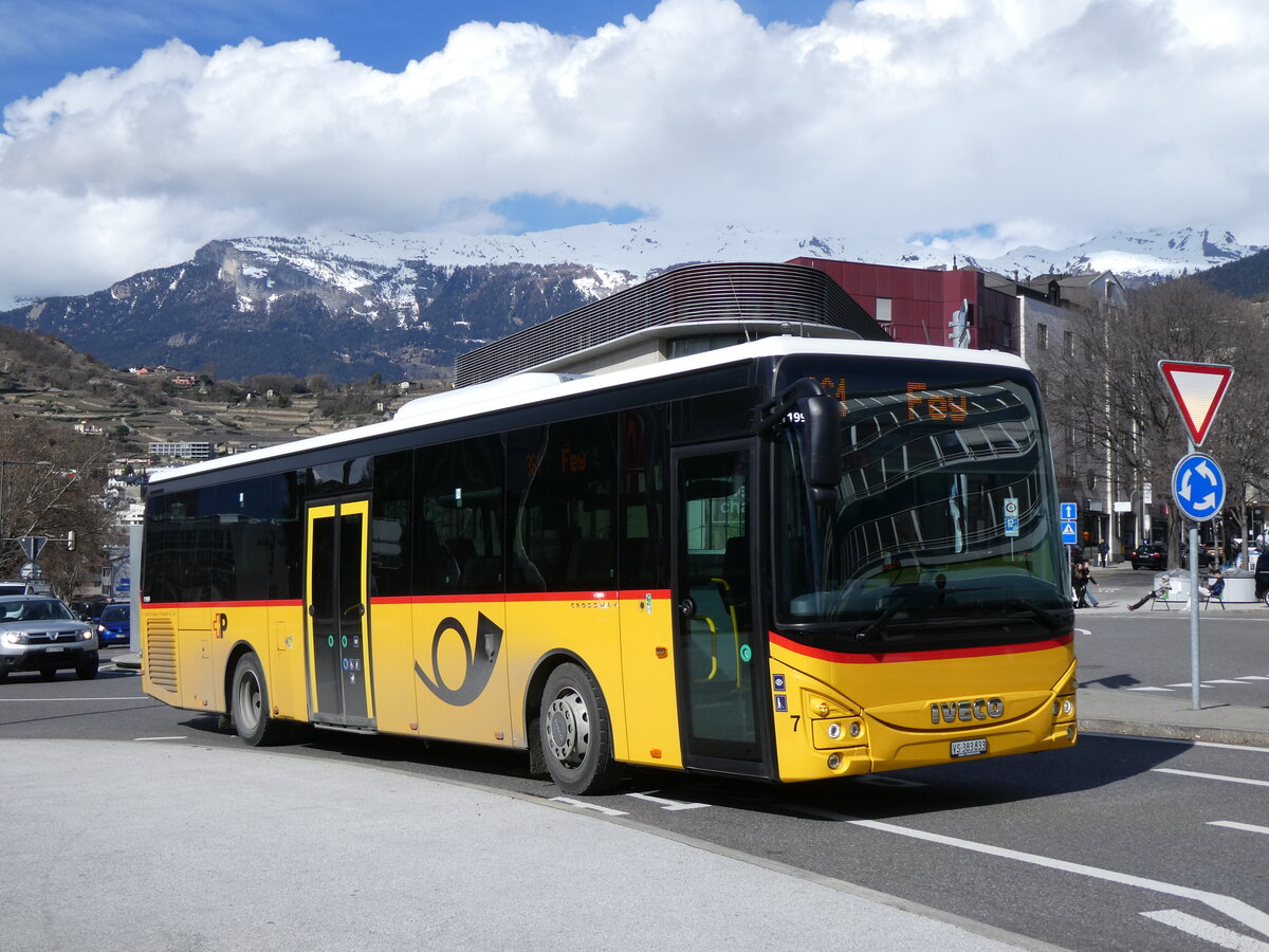 (272'784) - Lathion, Sion - Nr. 7/VS 383'833/PID 11'999 - Iveco am 11. Mrz 2025 beim Bahnhof Sion