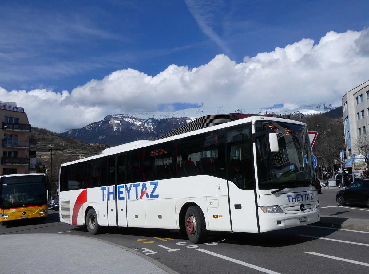(272'786) - Theytaz, Sion - VS 11'004 - Mercedes am 11. Mrz 2025 beim Bahnhof Sion
