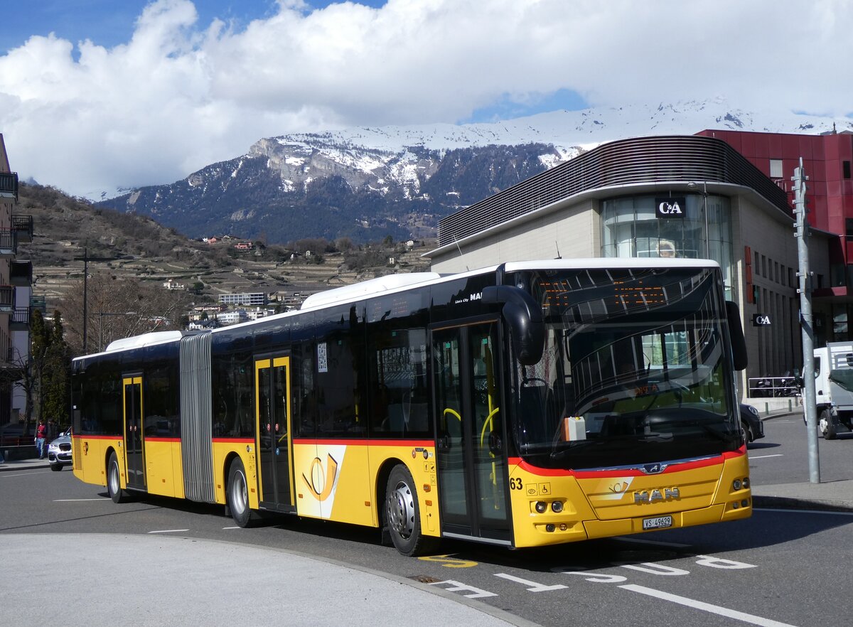 (272'789) - PostAuto Wallis - Nr. 63/VS 49'629/PID 10'956 - MAN am 11. Mrz 2025 beim Bahnhof Sion