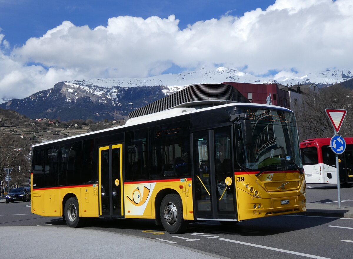 (272'791) - PostAuto Wallis - Nr. 39/VS 471'468/PID 10'879 - Volvo am 11. Mrz 2025 beim Bahnhof Sion