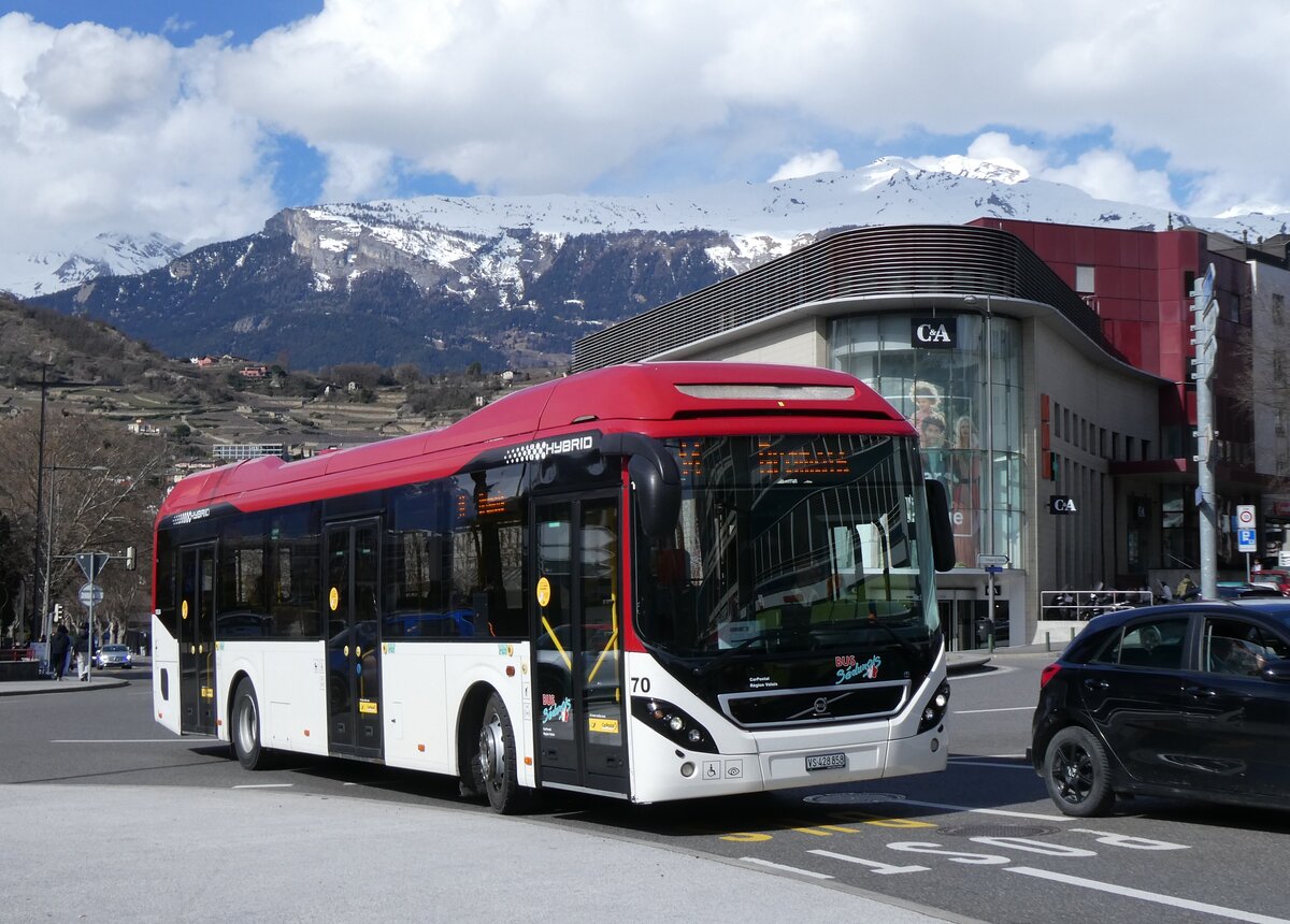 (272'793) - PostAuto Wallis - Nr. 70/VS 428'858/PID 10'024 - Volvo am 11. Mrz 2025 beim Bahnhof Sion