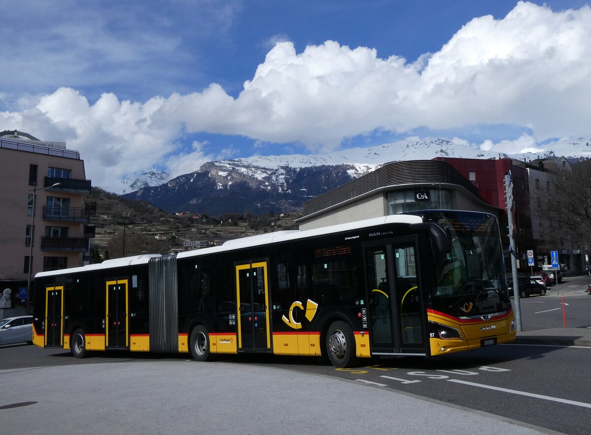(272'796) - PostAuto Wallis - Nr. 87/VS 548'727/PID 11'890 - MAN am 11. Mrz 2025 beim Bahnhof Sion