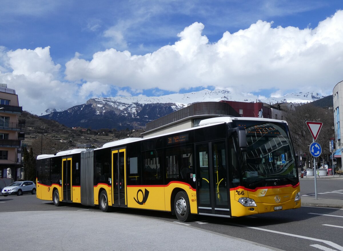 (272'799) - PostAuto Wallis - Nr. 66/VS 12'670/PID 11'700 - Mercedes am 11. M�rz 2025 beim Bahnhof Sion