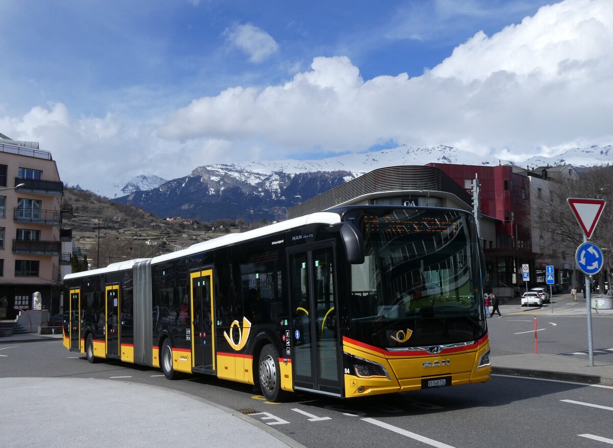 (272'802) - PostAuto Wallis - Nr. 84/VS 548'724/PID 11'887 - MAN am 11. Mrz 2025 beim Bahnhof Sion