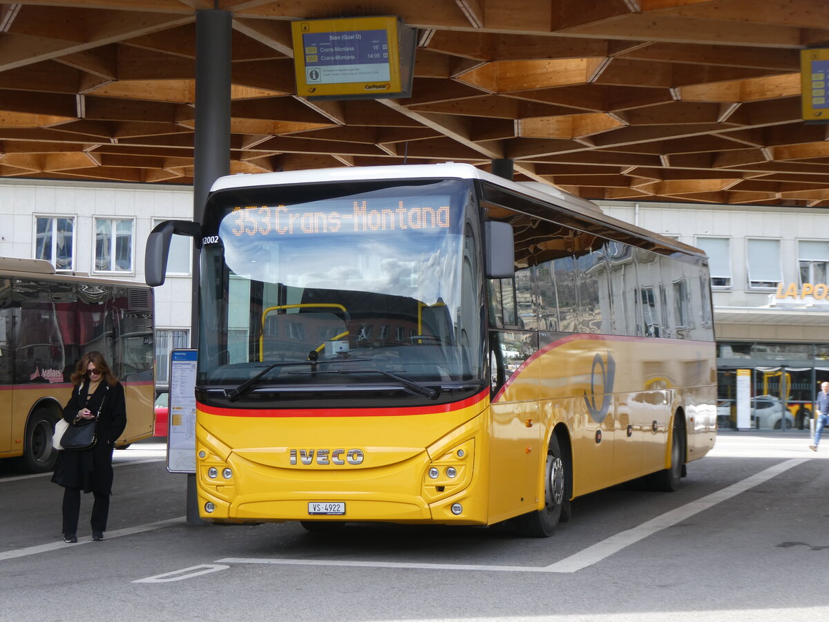 (272'804) - Mabillard, Lens - VS 4922/PID 12'002 - Iveco am 11. Mrz 2025 beim Bahnhof Sion