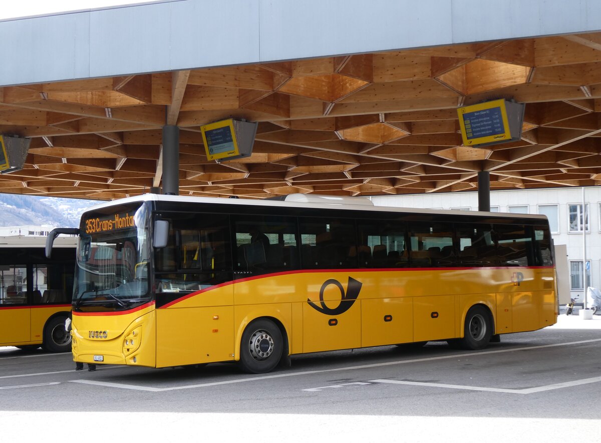 (272'805) - Mabillard, Lens - VS 4922/PID 12'002 - Iveco am 11. Mrz 2025 beim Bahnhof Sion