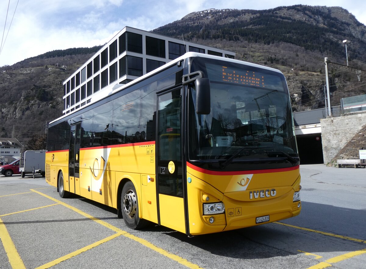 (272'813) - PostAuto Wallis - VS 424'839/PID 10'085 - Iveco am 11. Mrz 2025 beim Bahnhof Brig