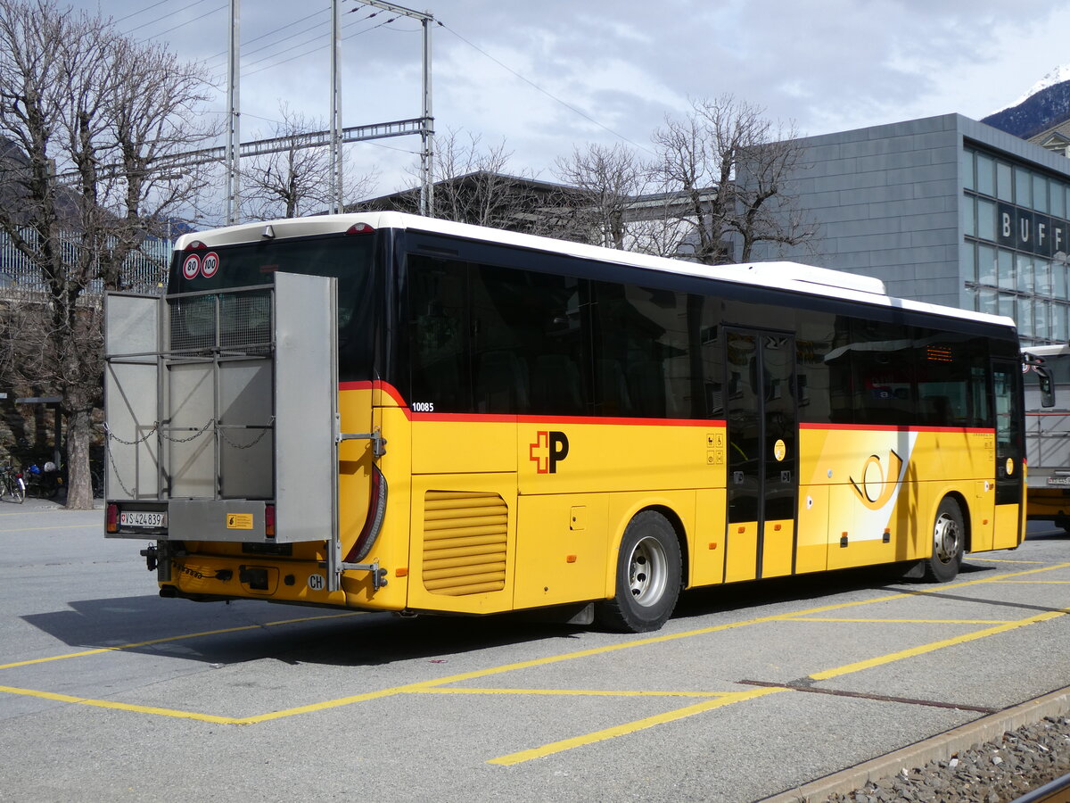 (272'814) - PostAuto Wallis - VS 424'839/PID 10'085 - Iveco am 11. M�rz 2025 beim Bahnhof Brig