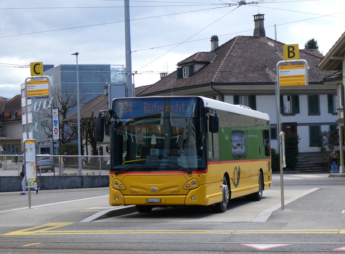 (272'838) - PostAuto Bern - Nr. 218/BE 843'218/PID 10'675 - Heuliez am 13. Mrz 2025 beim Bahnhof Worb Dorf