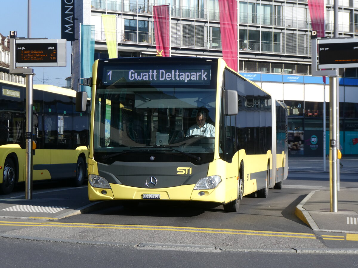 (273'053) - STI Thun - Nr. 703/BE 754'703 - Mercedes am 18. Mrz 2025 beim Bahnhof Thun
