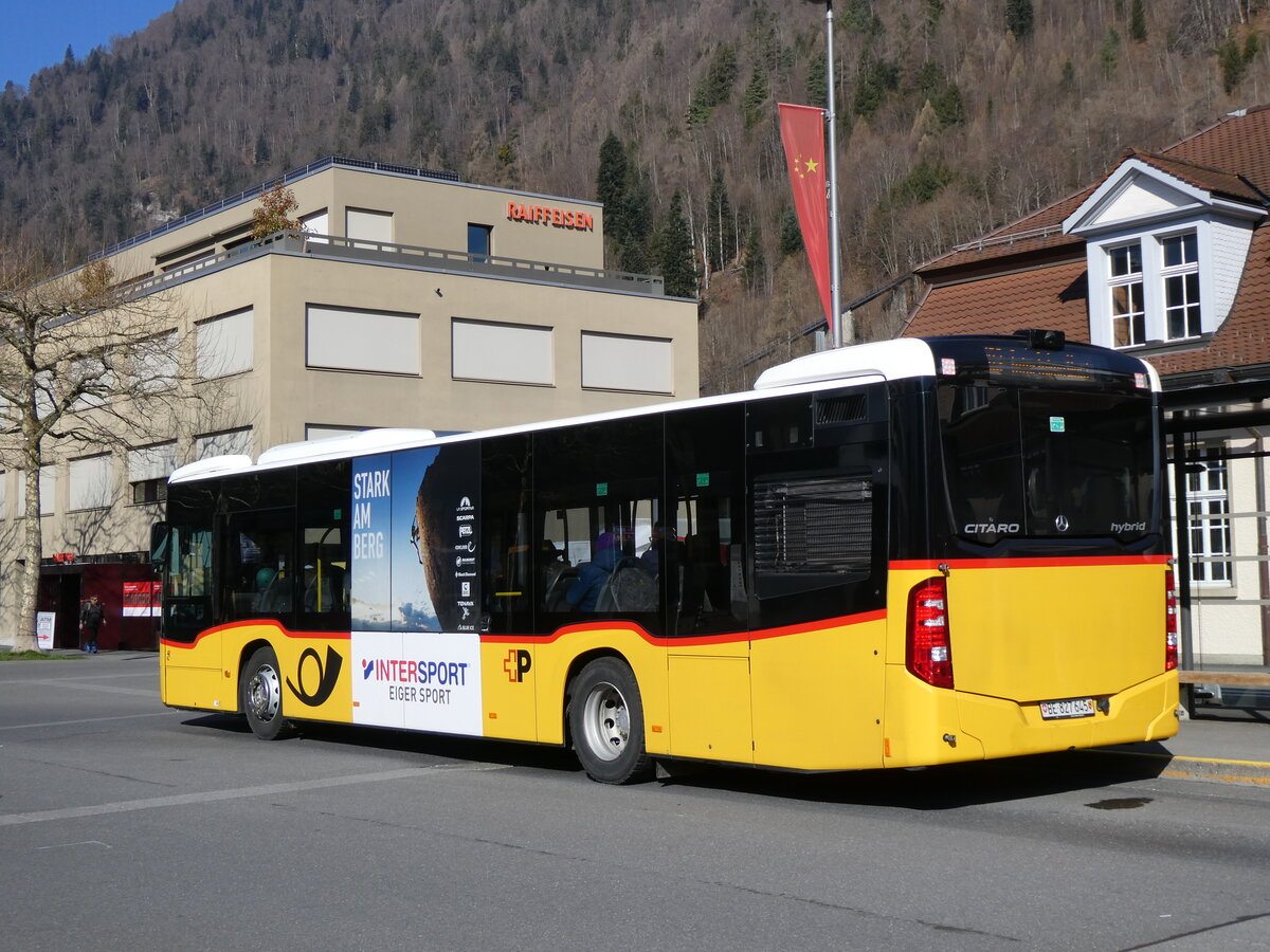 (273'058) - PostAuto Bern - BE 827'645/PID 11'426 - Mercedes am 18. Mrz 2025 beim Bahnhof Interlaken Ost
