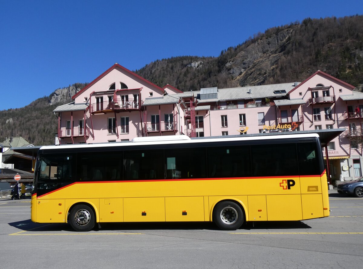 (273'064) - Flck, Brienz - Nr. 24/BE 868'724/PID 11'593 - Iveco am 18. Mrz 2025 in Meiringen, Postautostation