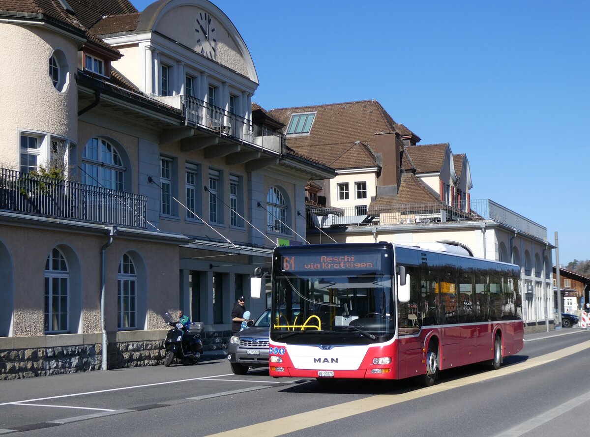 (273'084) - PostAuto Bern - BE 90'275/PID 12'337 - MAN (ex Dr. Richard, A-Wien Nr. 1413) am 20. Mrz 2025 beim Bahnhof Spiez