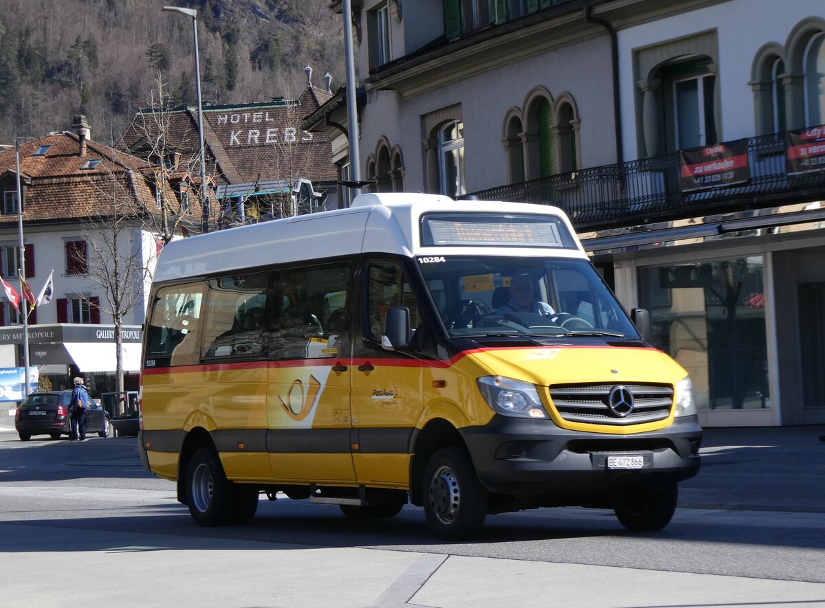 (273'087) - PostAuto Bern - BE 472'866/PID 10'284 - Mercedes am 20. Mrz 2025 beim Bahnhof Interlaken West