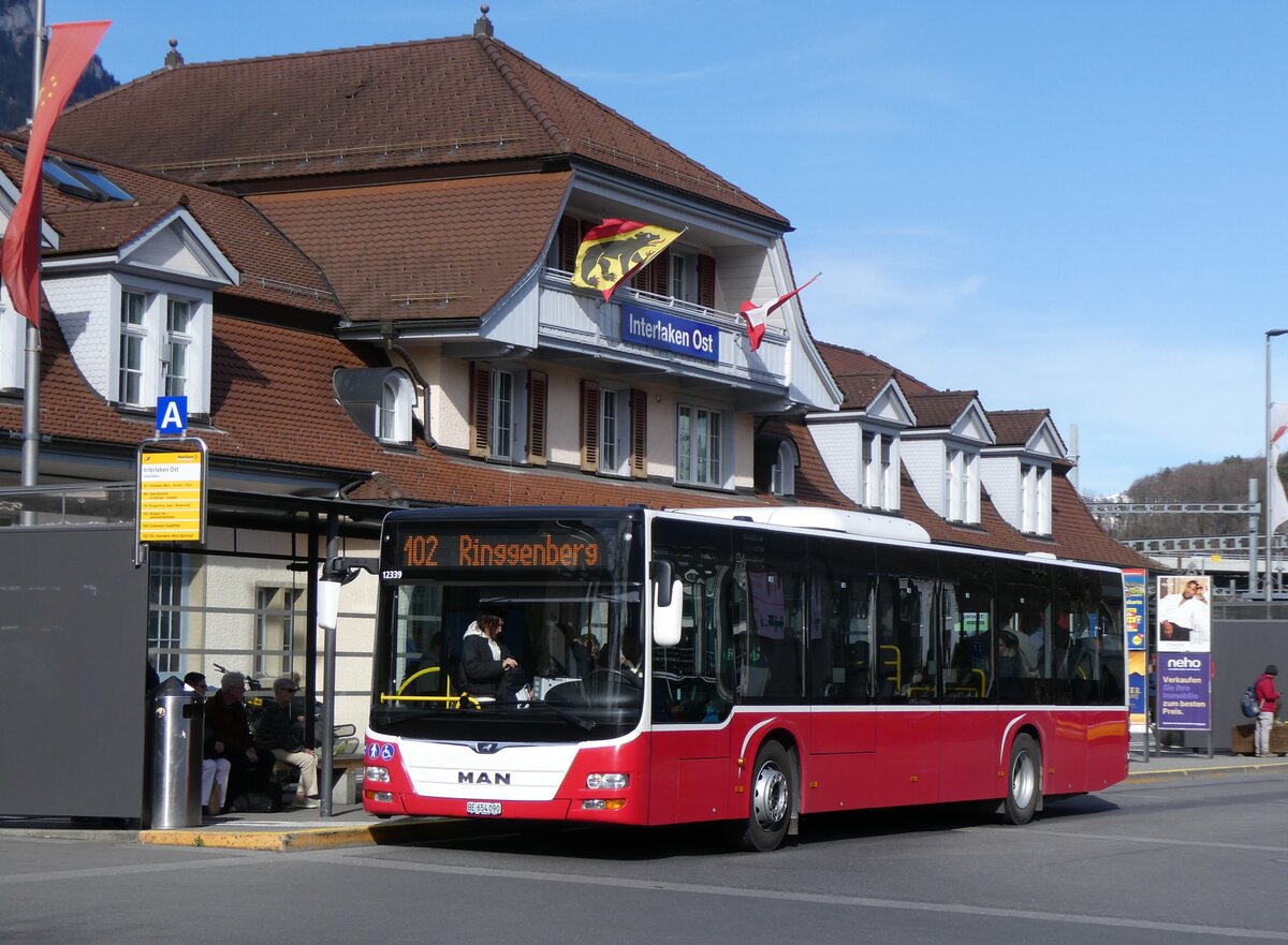 (273'129) - PostAuto Bern - BE 654'090/PID 12'339 - MAN (ex Dr. Richard, A-Wien Nr. 1419) am 22. Mrz 2025 beim Bahnhof Interlaken Ost
