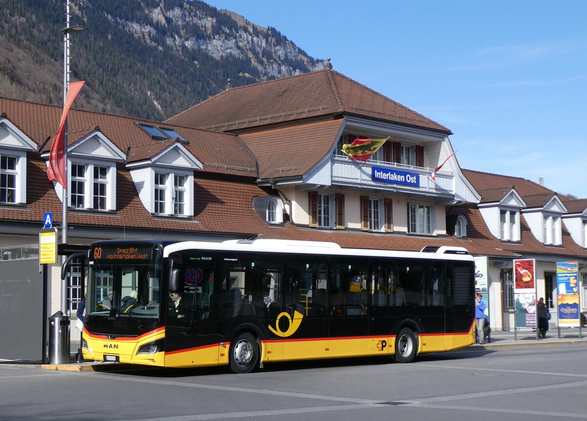 (273'131) - PostAuto Bern - BE 653'384/PID 12'063 - MAN am 22. Mrz 2025 beim Bahnhof Interlaken Ost