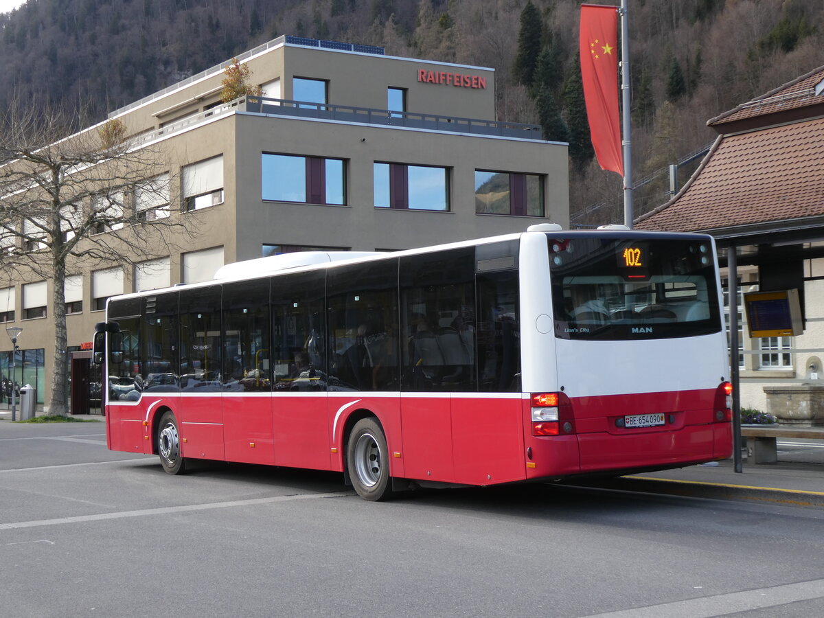 (273'136) - PostAuto Bern - BE 654'090/PID 12'339 - MAN (ex Dr. Richard, A-Wien Nr. 1419) am 22. Mrz 2025 beim Bahnhof Interlaken Ost