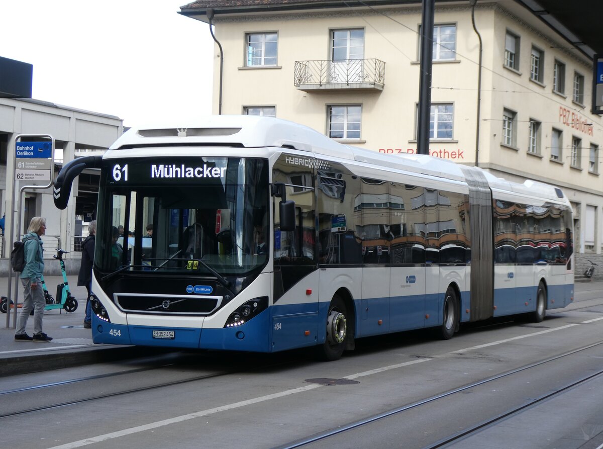 (273'154) - VBZ Zrich - Nr. 454/ZH 352'454 - Volvo am 24. Mrz 2025 beim Bahnhof Zrich Oerlikon