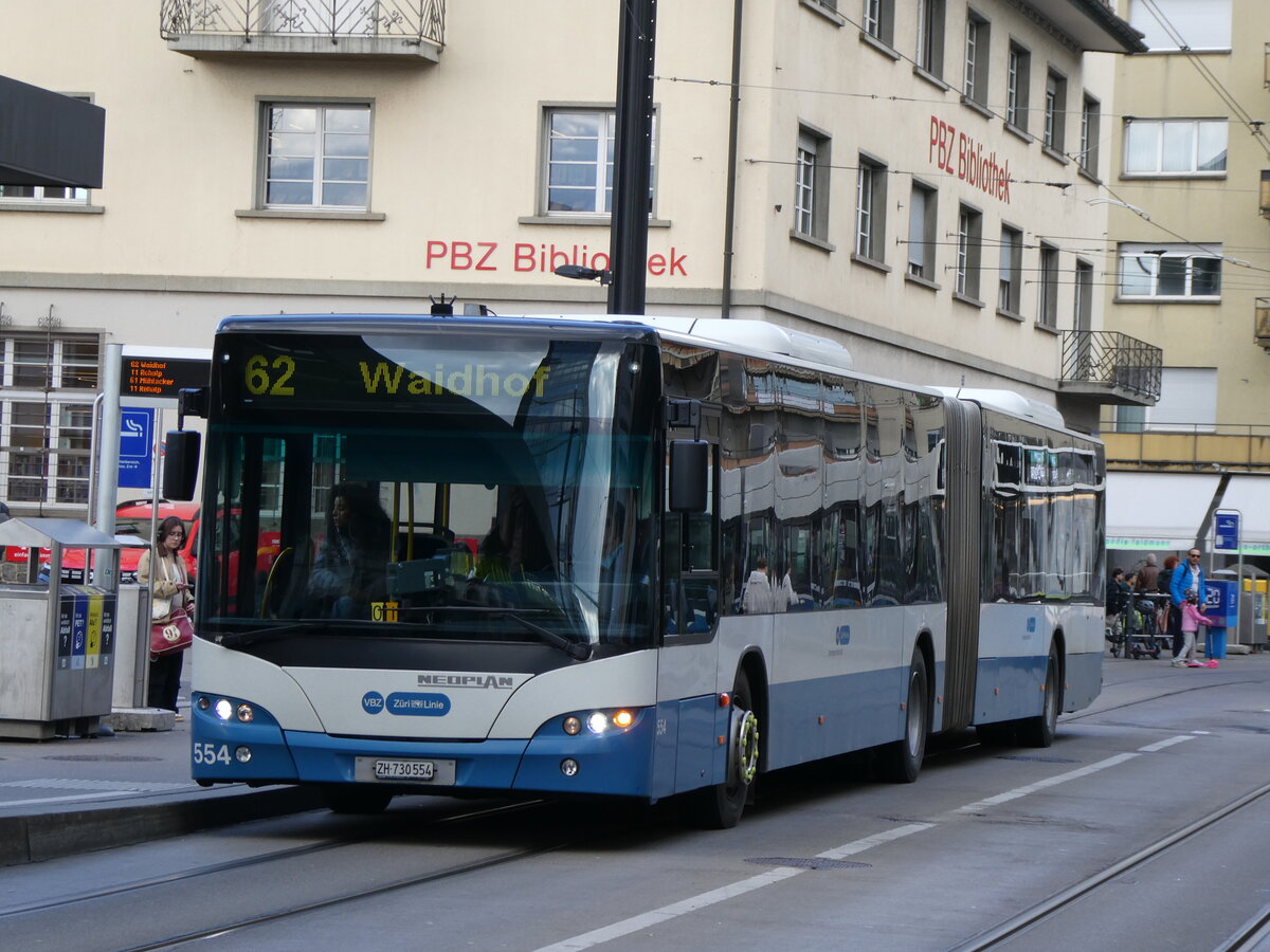 (273'156) - VBZ Z�rich - Nr. 554/ZH 730'554 - Neoplan am 24. M�rz 2025 beim Bahnhof Z�rich Oerlikon