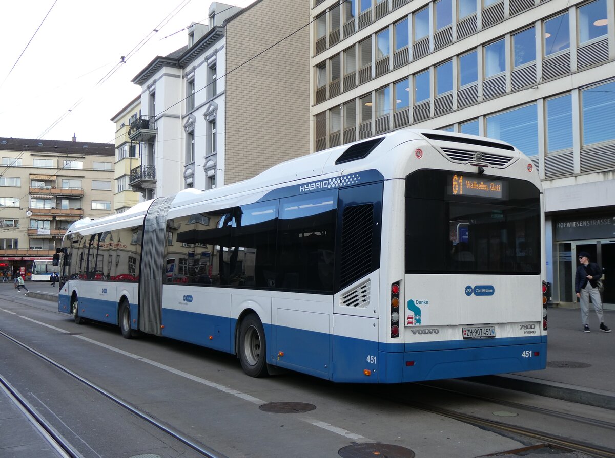 (273'157) - VBZ Zrich - Nr. 451/ZH 907'451 - Volvo am 24. Mrz 2025 beim Bahnhof Zrich Oerlikon