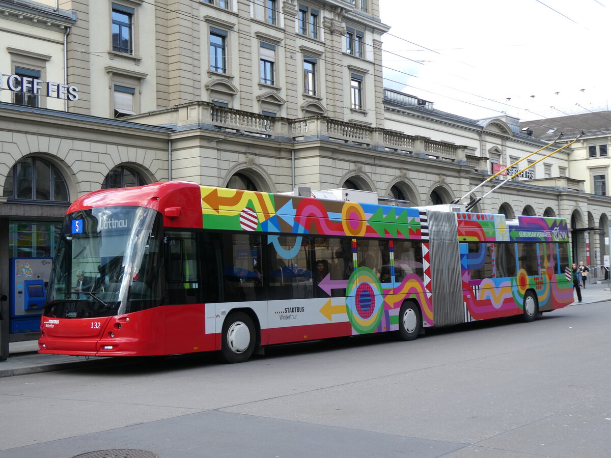 (273'175) - SW Winterthur - Nr. 132 - Hess/Hess Gelenktrolleybus am 24. Mrz 2025 beim Hauptbahnhof Winterthur