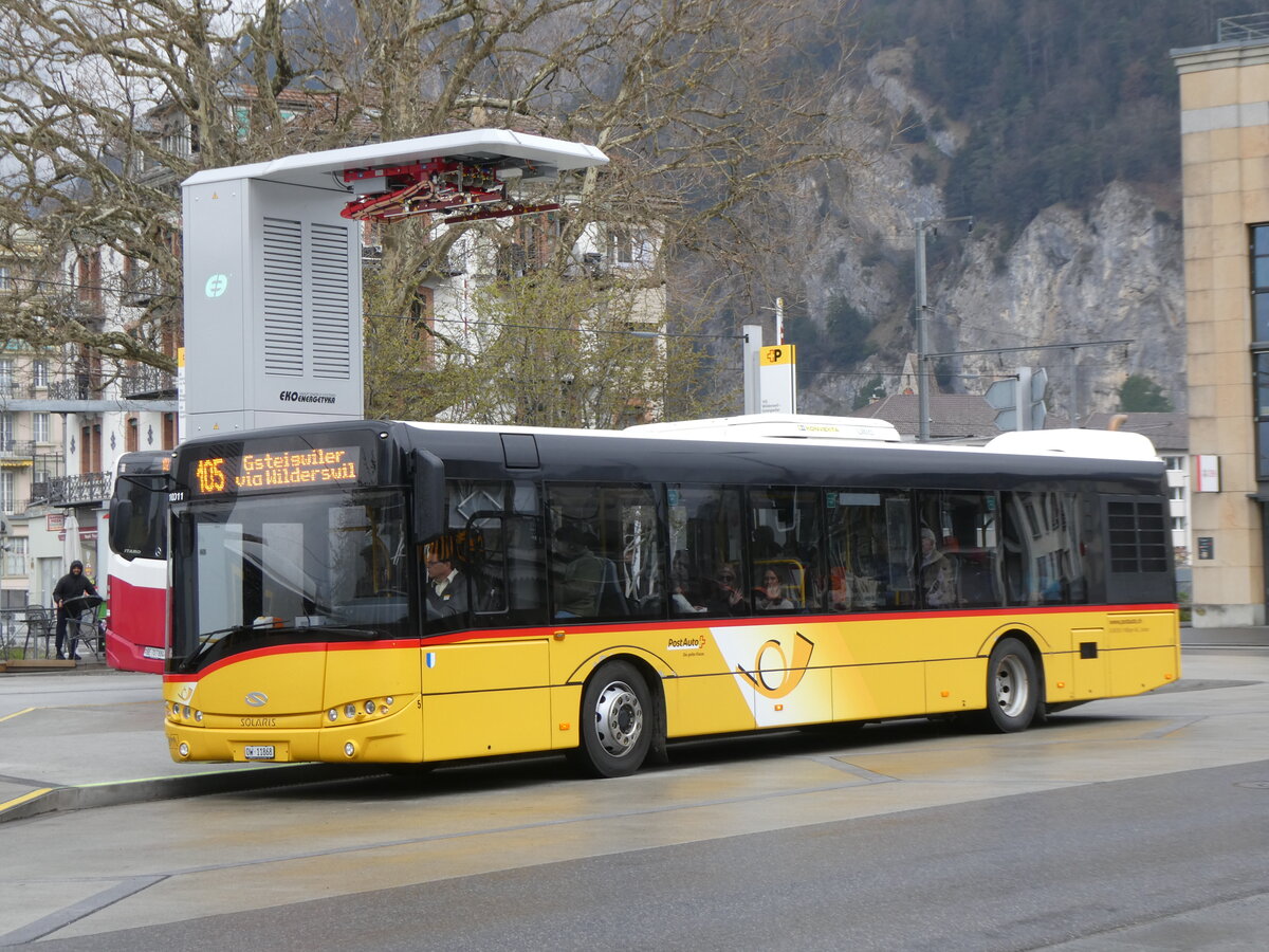 (273'192) - Hfliger, Sursee - Nr. 5/OW 11'868/PID 10'011 - Solaris am 26. Mrz 2025 beim Bahnhof Interlaken West (Einsatz PostAuto)