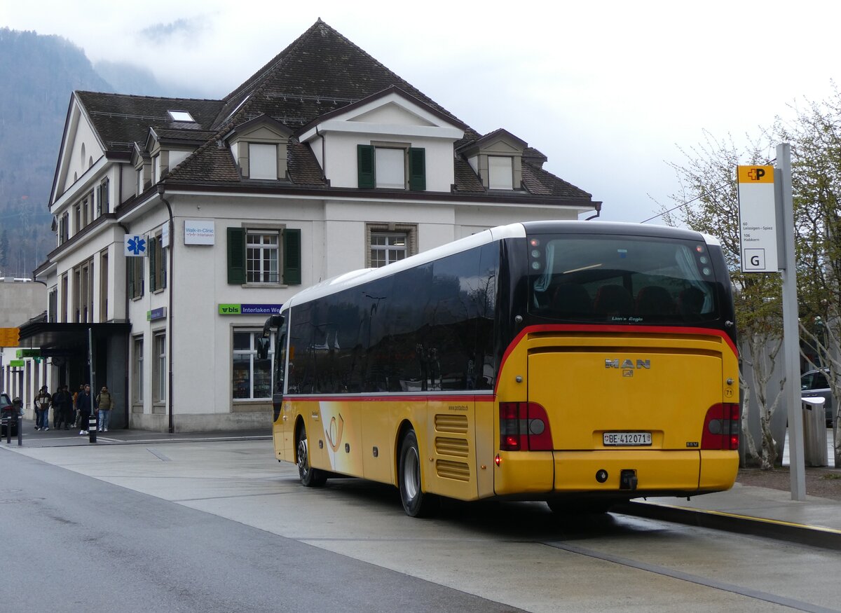 (273'193) - PostAuto Bern - Nr. 71/BE 412'071/PID 11'071 - MAN (ex PostAuto Zentralschweiz Nr. 20; ex Dillier, Sarnen Nr. 20) am 26. Mrz 2025 beim Bahnhof Interlaken West