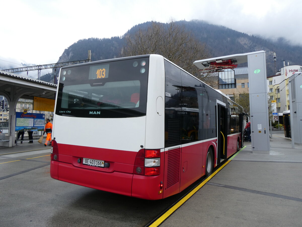 (273'196) - PostAuto Bern - BE 403'166/PID 12'336 - MAN (ex Dr. Richard, A-Wien Nr. 1411) am 26. Mrz 2025 beim Bahnhof Interlaken West