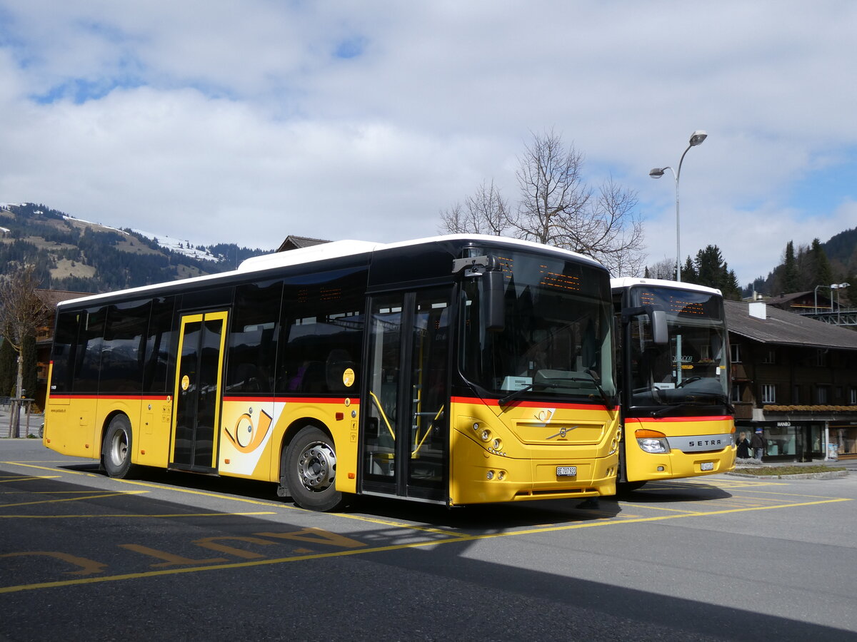 (273'231) - PostAuto Bern - BE 707'920/PID 11'459 - Volvo (ex Kbli, Gstaad; ex PostAuto Bern BE 538'988; ex PostAuto Bern BE 653'386) am 27. Mrz 2025 beim Bahnhof Gstaad