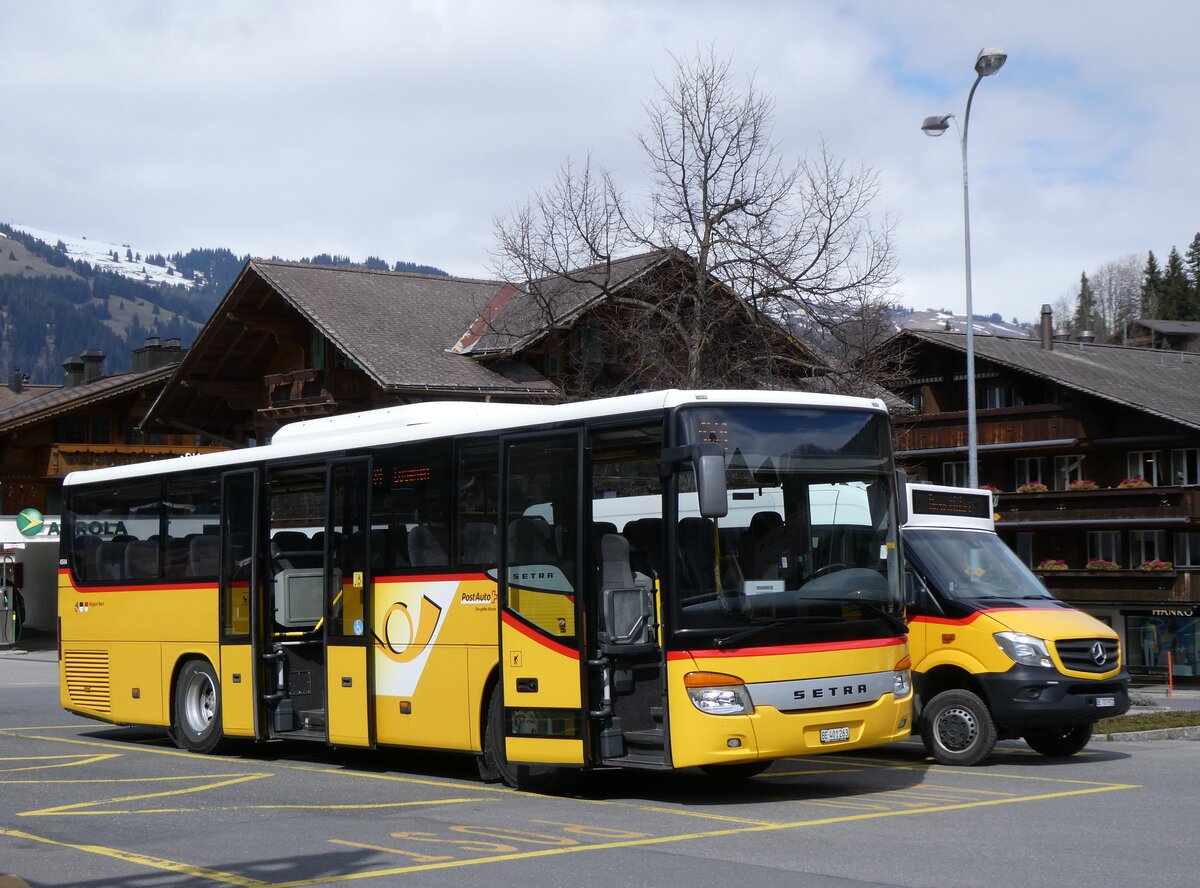 (273'233) - PostAuto Bern - BE 401'263/PID 4504 - Setra (ex AVG Meiringen Nr. 63) am 27. Mrz 2025 beim Bahnhof Gstaad