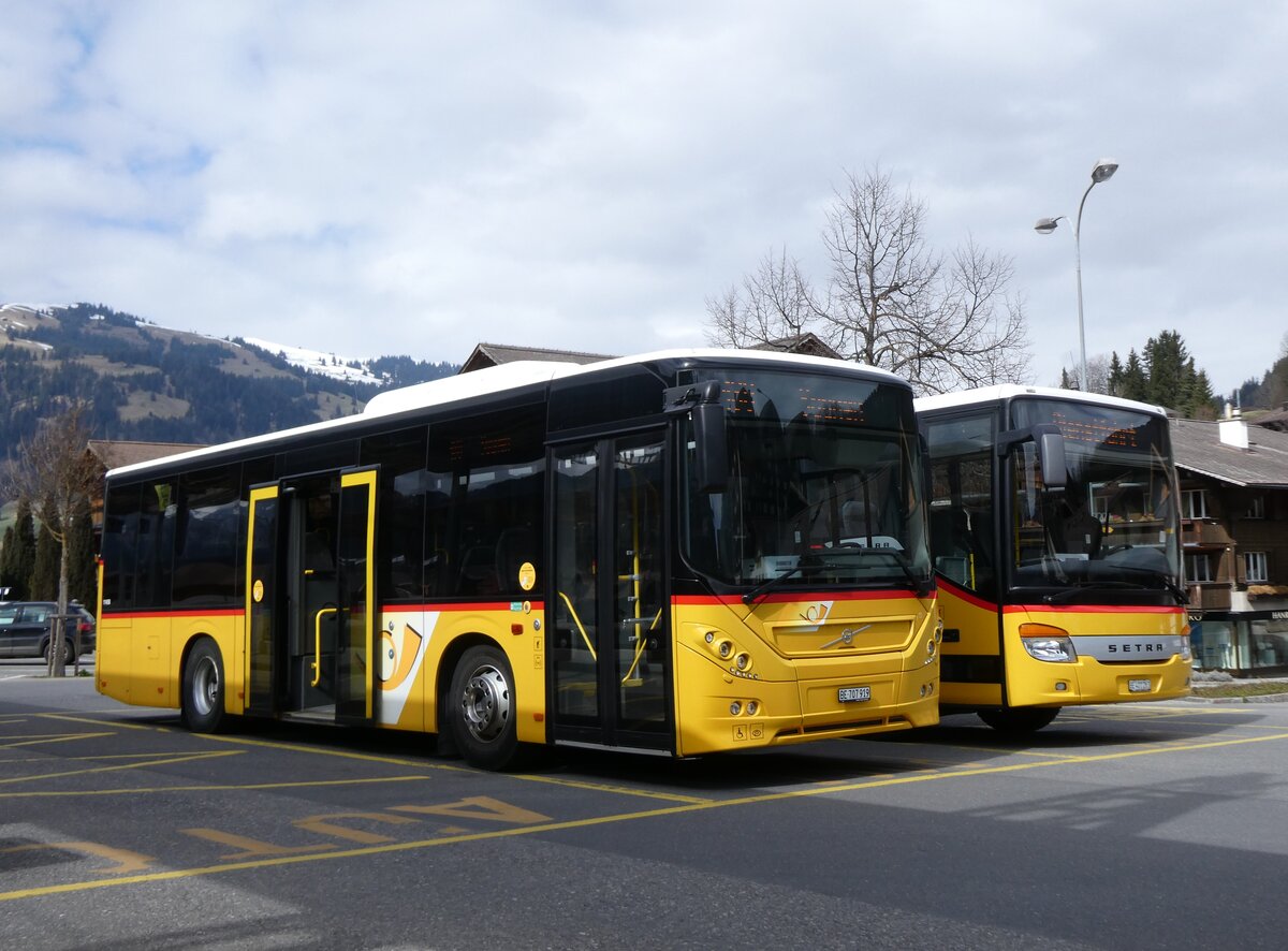 (273'242) - PostAuto Bern - BE 707'919/PID 11'458 - Volvo (ex Kbli, Gstaad) am 27. Mrz 2025 beim Bahnhof Gstaad