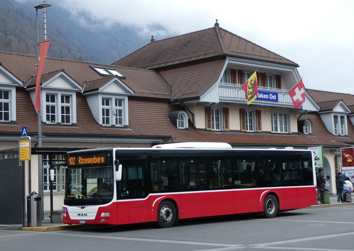 (273'245) - PostAuto Bern - BE 403'166/PID 12'336 - MAN (ex Dr. Richard, A-Wien Nr. 1411) am 28. Mrz 2025 beim Bahnhof Interlaken Ost 