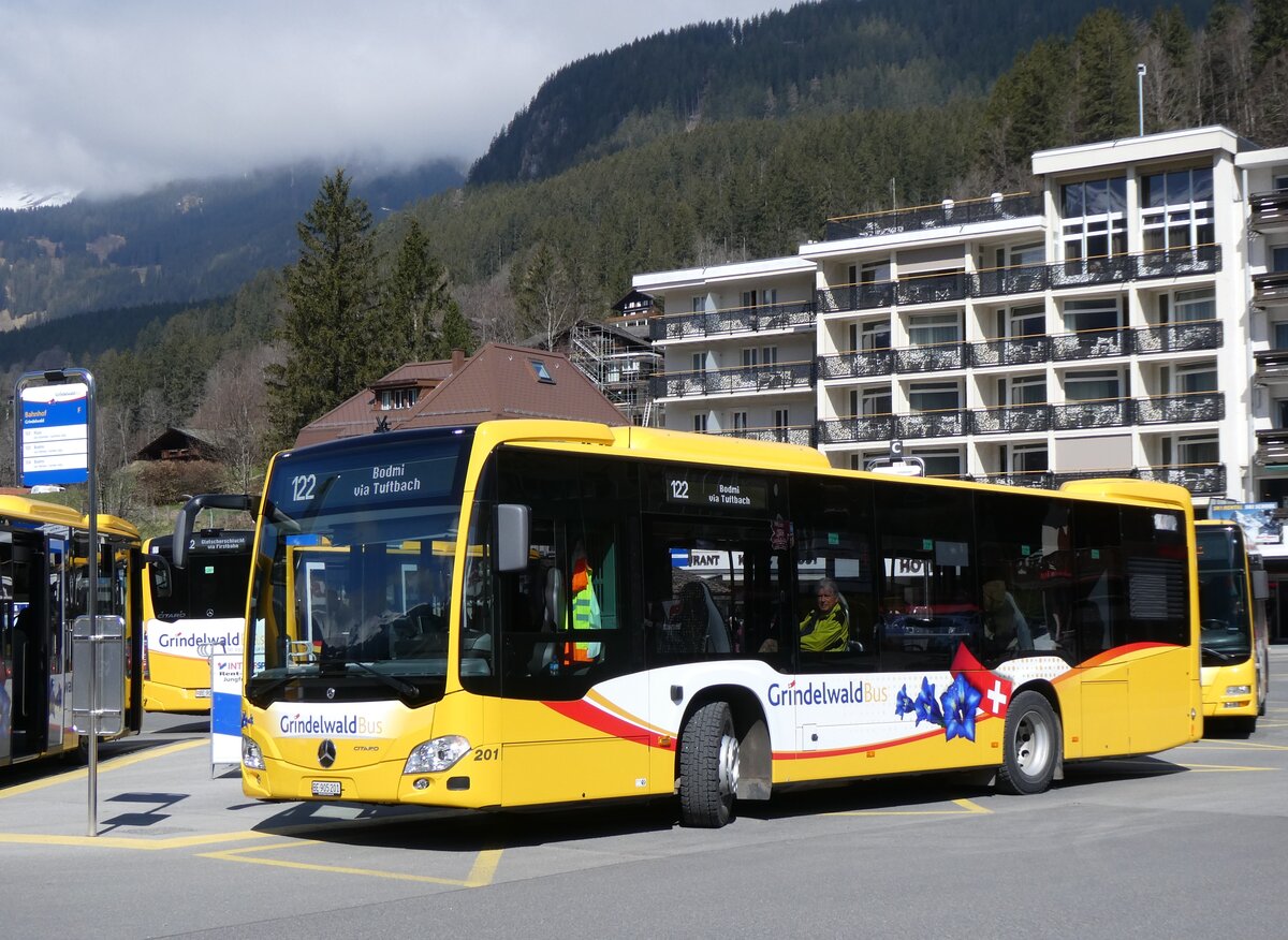 (273'248) - GrindelwaldBus, Grindelwald - Nr. 201/BE 905'201 - Mercedes am 28. Mrz 2025 beim Bahnhof Grindelwald