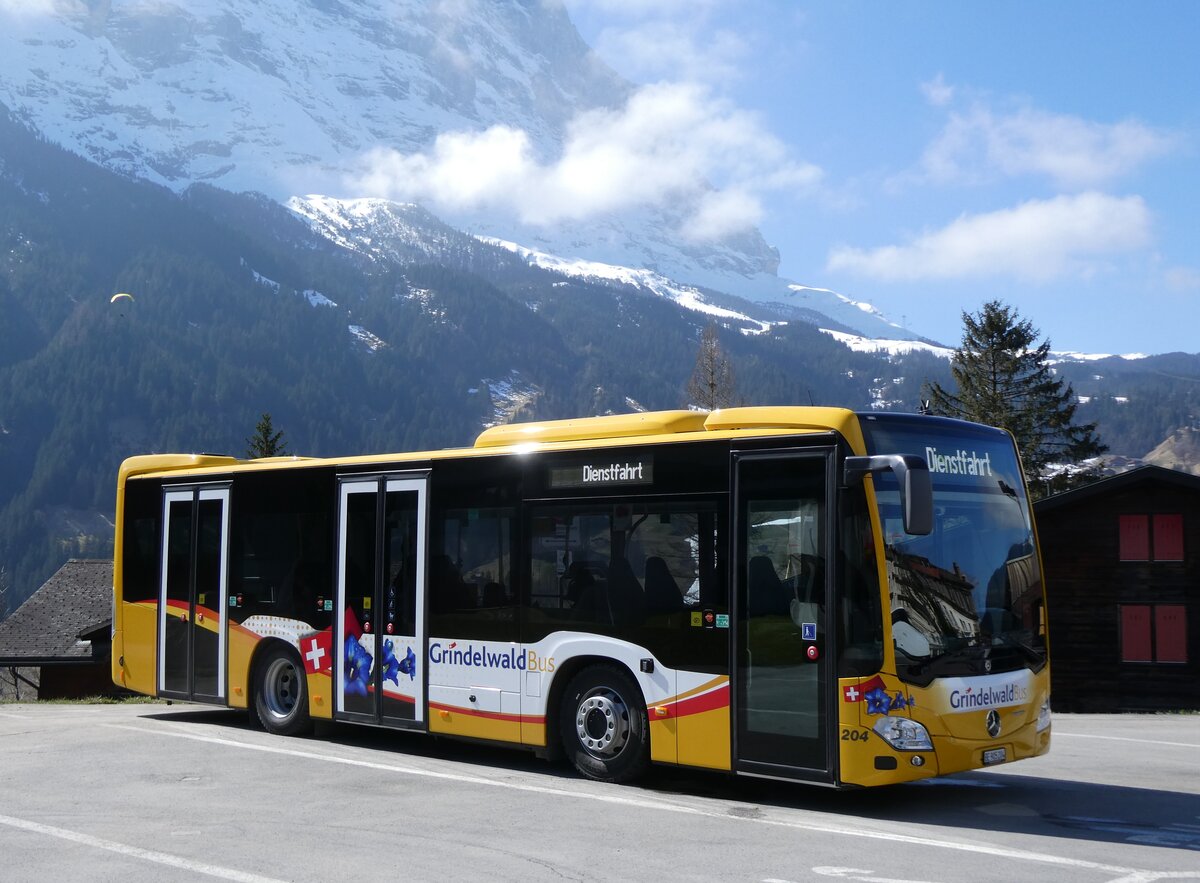 (273'249) - GrindelwaldBus, Grindelwald - Nr. 204/BE 905'204 - Mercedes am 28. Mrz 2025 beim Bahnhof Grindelwald